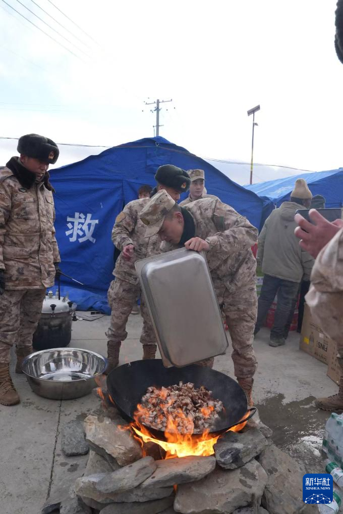 1月7日，在定日縣長所鄉(xiāng)古榮村，救援人員在準備晚飯。新華社記者 晉美多吉 攝